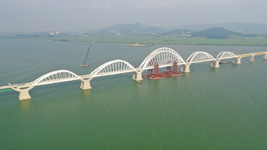 DL이앤씨가 시공한 서해선 홍성-송산 복선전철 5공구의 아치교. <DL이앤씨 제공>